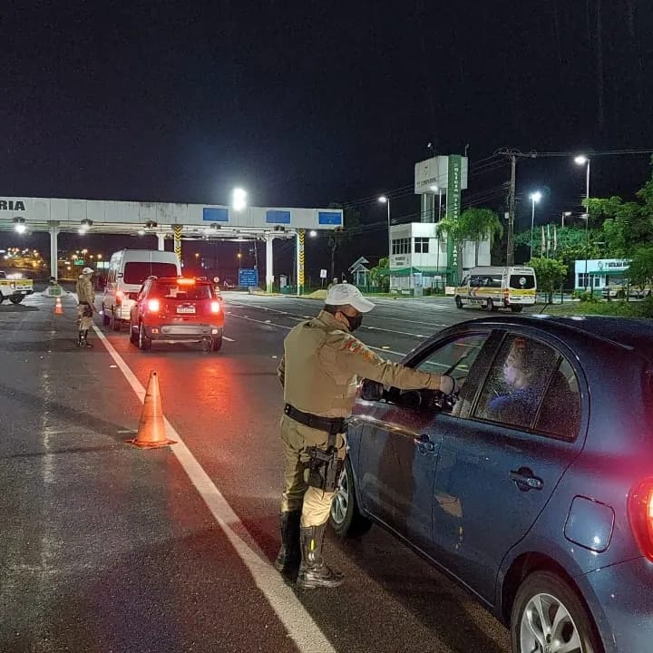 Barreira Lei Seca realizada na SC-401, rodovia que d&aacute; acesso ao Norte da Ilha de Santa Catarina – Foto: PMRv/Divulga&ccedil;&atilde;o/ND