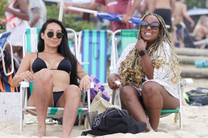 Turistas aproveitando a Praia Mole