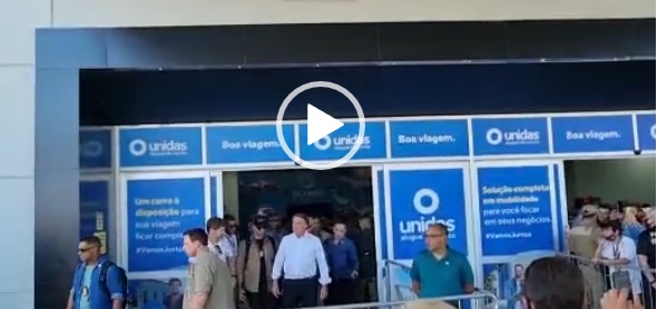 bolsonaro desembarca no aeroporto de navegantes