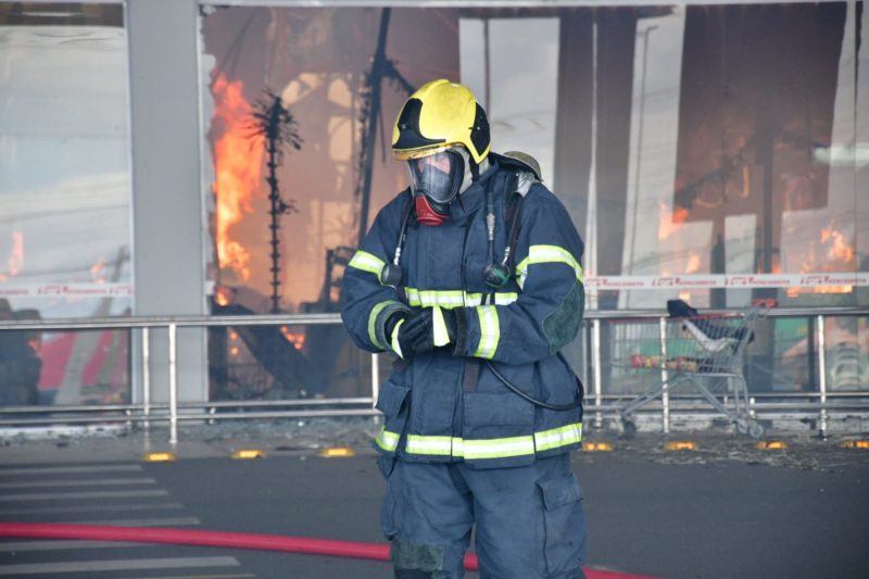 Bombeiros atuando no combate à incêndio do atacadista