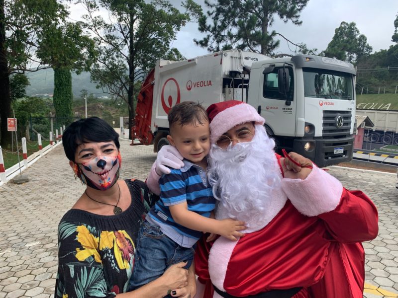 Bruna levou o pequeno Bruninho para conhecer o Papai Noel da Veolia &#8211; Foto: Divulgação