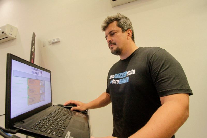 Bruno desenvolveu a ferramenta que sorteou os primeiros celulares para os jovens eleitores – Foto: Leo Munhoz/ND