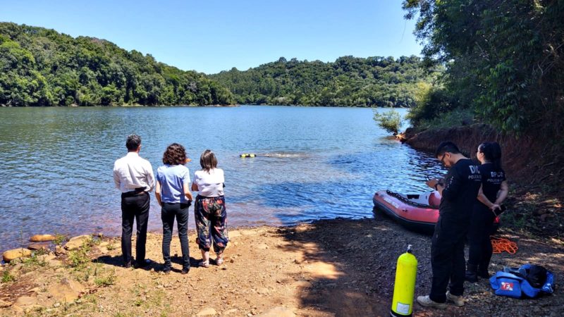 Local indicado pelo suspeito onde teria sido deixado o corpo no lago — Foto: Leandro Schneider/Divulgação/ND