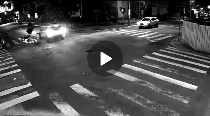 C&acirc;meras de seguran&ccedil;a flagraram momento em que viatura da PM acerta motoboy – Foto: Reprodu&ccedil;&atilde;o/ND