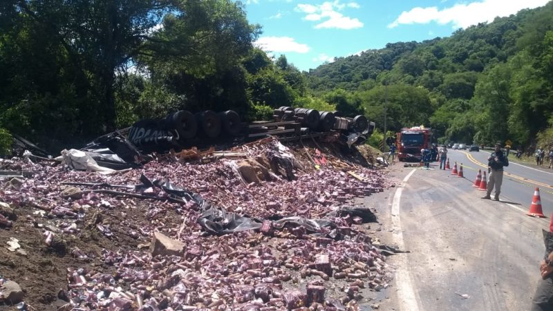 Caminh&atilde;o carregado de cerveja tomba na BR-116, em Cap&atilde;o Alto – Foto: Corpo de Bombeiros de Lages/Divulga&ccedil;&atilde;o/ND