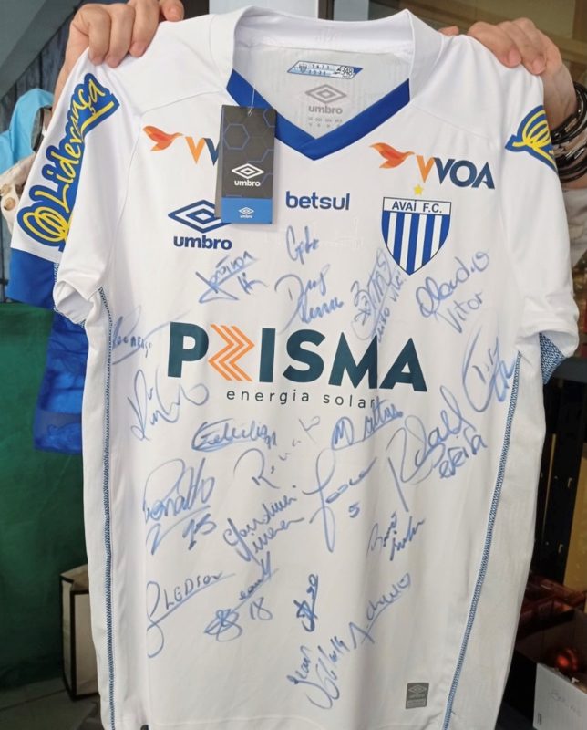 Camisa foi autografada pelos jogadores e comiss&atilde;o t&eacute;cnica do Ava&iacute; – Foto: Divulga&ccedil;&atilde;o/ND