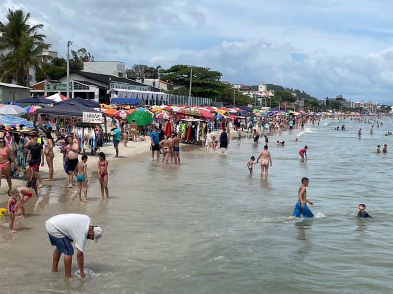 Praias sem regras e fiscaliza&ccedil;&atilde;o inexistente – Foto: Moacir Pereira