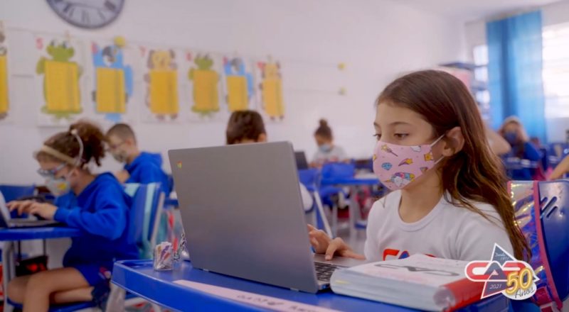 Para o Colégio Antônio Peixoto, o grande princípio do uso da tecnologia na escola, além de auxiliar o professor, é melhorar qualidade de ensino, pois estes estudantes precisam de algo além de uma aula expositiva. – Foto: Divulgação/ND