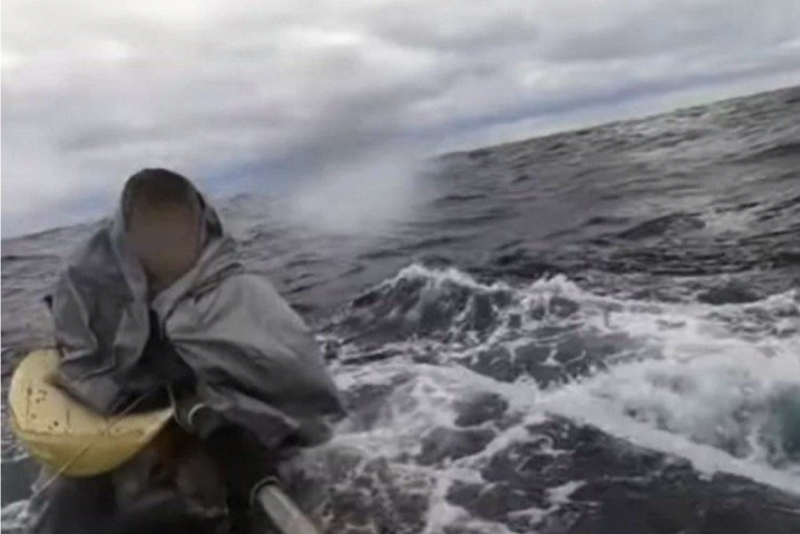 V&iacute;deo mostra idoso sendo resgatado pela Guarda Costeira do Jap&atilde;o ap&oacute;s naufr&aacute;gio – Foto: Reprodu&ccedil;&atilde;o