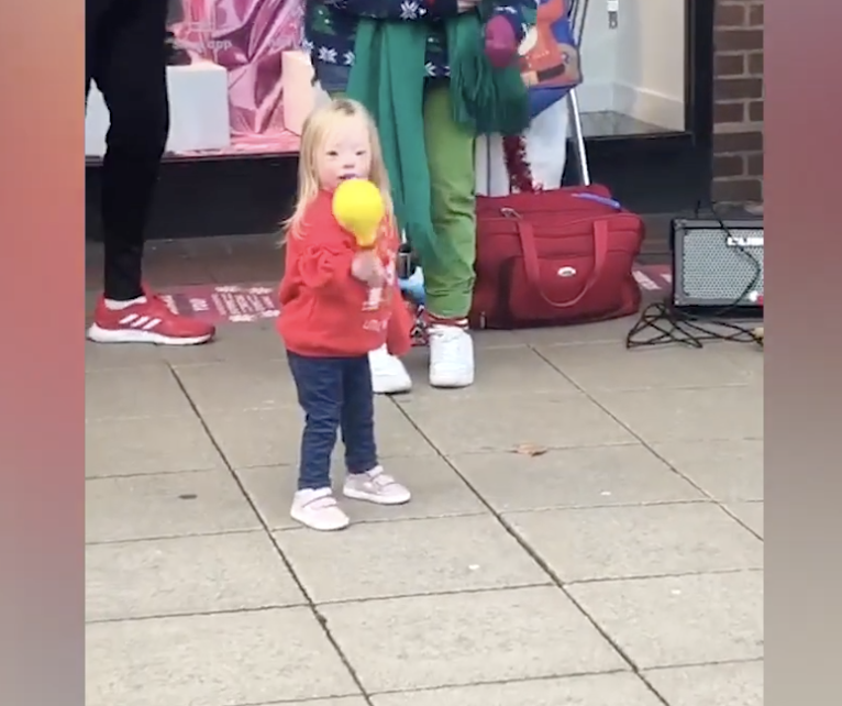 V&iacute;deo da pequena Lyla Rock dan&ccedil;ando can&ccedil;&atilde;o de Natal ganha milh&otilde;es de views e compartilhamentos – Foto: Reprodu&ccedil;&atilde;o
