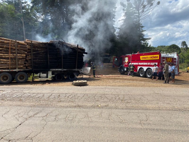 Carga de pinus pegou fogo no domingo (11) – fotos: PMA/Divulga&ccedil;&atilde;o/ND