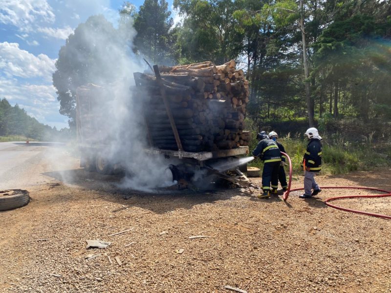 Inc&ecirc;ndio atingiu carga do caminh&atilde;o – fotos: PMA/Divulga&ccedil;&atilde;o/ND