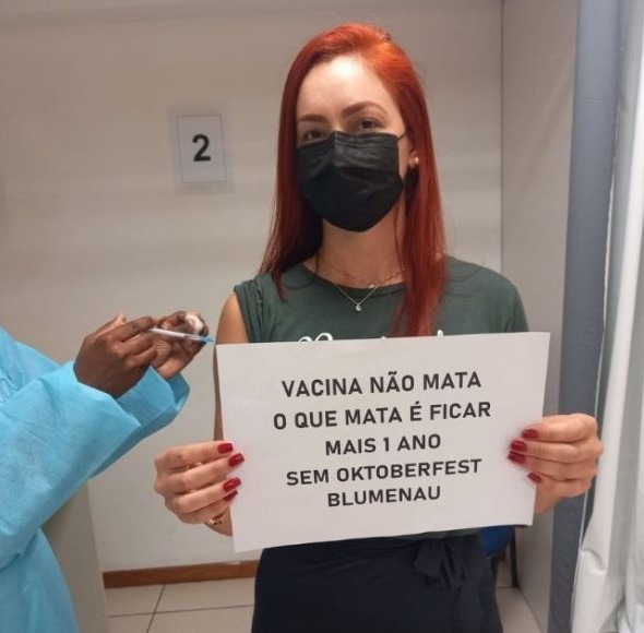 Carol fez quest&atilde;o de enviar uma mensagem quando foi tomar a segunda dose da vacina contra a Covid-19 em Blumenau – Foto: Reprodu&ccedil;&atilde;o/Internet/ND