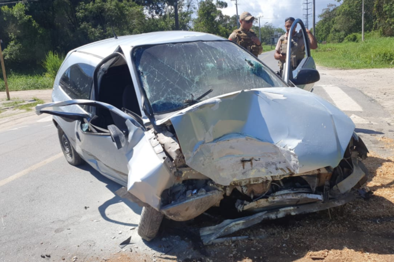 Houve um princ&iacute;pio de inc&ecirc;ndio no carro ap&oacute;s a batida – Foto: Internet