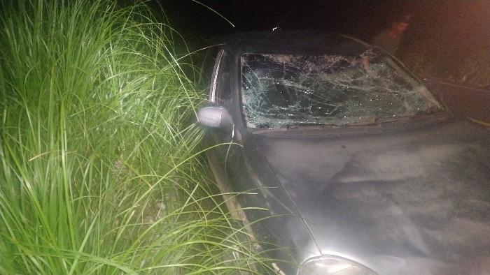 O carro do jovem motorista ficou danificado ap&oacute;s o acidente – Foto: PMRv/Divulga&ccedil;&atilde;o/ND