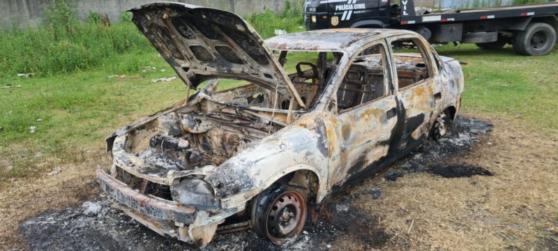 No carro n&atilde;o foi localizado nenhum corpo por&eacute;m a pol&iacute;cia vai periciar o ve&iacute;culo – Foto: DIC/Divulga&ccedil;&atilde;o/ND