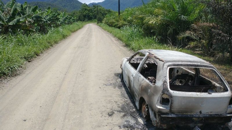Corpo e carro carbonizado foram encontrados ao lado do Rio Cubatão &#8211; Foto: PM/Divulgação