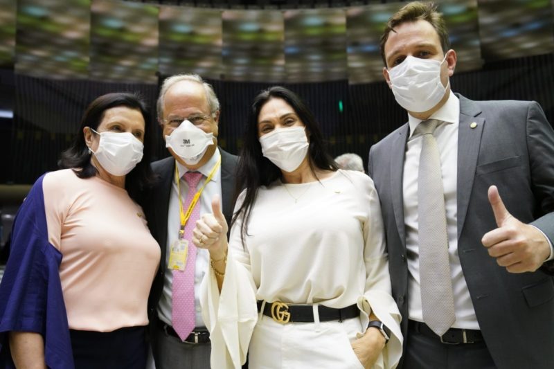 Deputada &Acirc;ngela Amin, Fernando Zancan (presidente da Associa&ccedil;&atilde;o Brasileira do Carv&atilde;o Mineral), deputada Giovania de S&aacute; e deputado Ricardo Guidi ap&oacute;s vota&ccedil;&atilde;o de projeto do carv&atilde;o. – Foto: Divulga&ccedil;&atilde;o