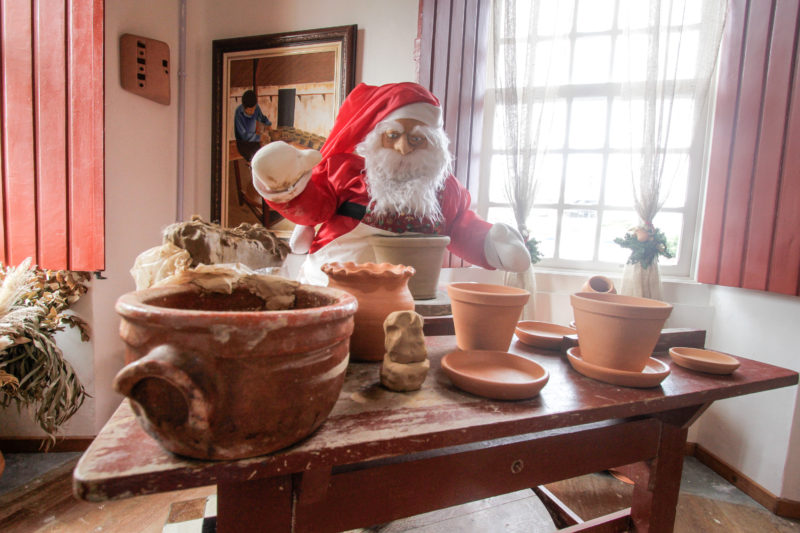 Papai Noel pode ser encontrado produzindo peças de cerâmica, uma tradição de São José &#8211; Foto: Leo Munhoz/ND
