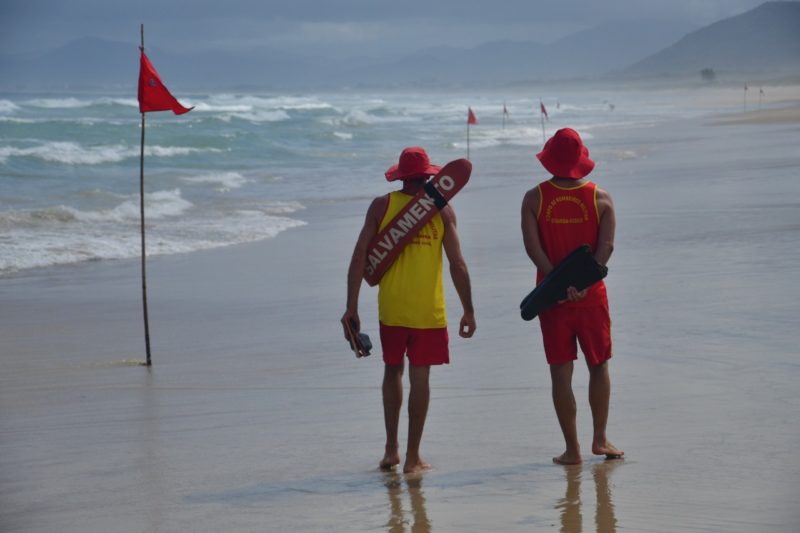 Os homens, com idade m&eacute;dia de 28 anos, s&atilde;o as principais v&iacute;timas de afogamentos no Estado – Foto: CBMSC/Divulga&ccedil;&atilde;o/ND