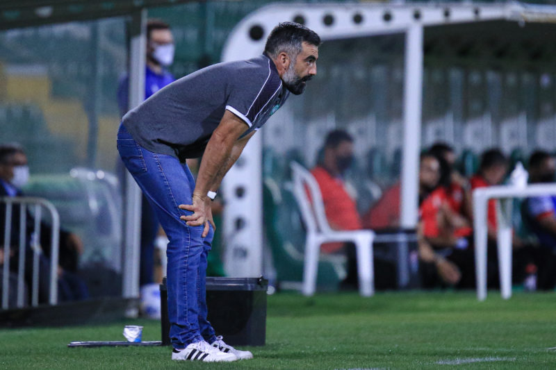 Felipe Endres, t&eacute;cnico da Chapecoense, diz que n&atilde;o falta empenho – Foto: M&aacute;rcio Cunha/ACF