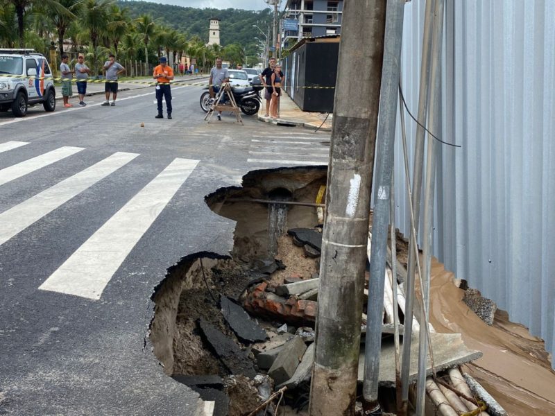 Buracos se abriram ap&oacute;s movimenta&ccedil;&atilde;o do solo causada pelas chuvas – Foto: PMF/Divulga&ccedil;&atilde;o/ND