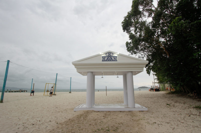 Estrutura com chuveiros foi instalada na praia de Canasvieiras, no Norte da Ilha de SC – Foto: Leo Munhoz/ND