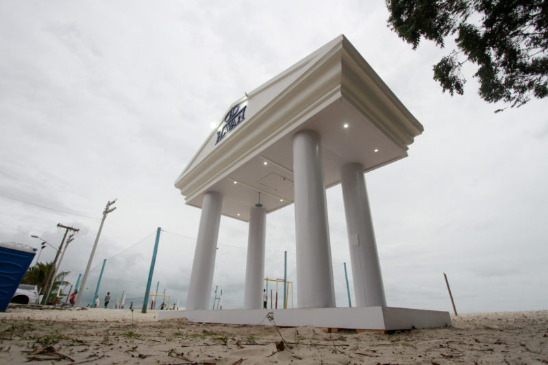 Chuveiros instalados pela Havan para uso gratuito dos banhistas vão ficar até o final de janeiro em Canasvieiras – Foto: Leo Munhoz/ND