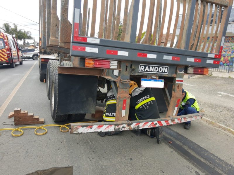 Equipes de resgate tentam salvar a ciclista – Foto: Reprodu&ccedil;&atilde;o ND
