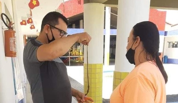 Cobra-d’&aacute;gua estava na sala do ber&ccedil;&aacute;rio quando foi encontrada pelos funcion&aacute;rios – Foto: Vereador Sargento Pacheco/Reprodu&ccedil;&atilde;o