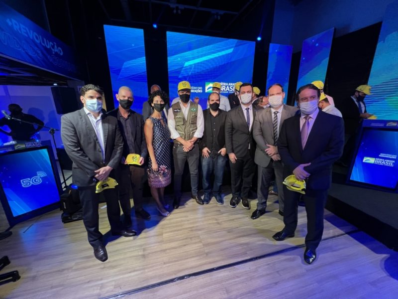Representantes de entidades e prefeituras envolvidas com o projeto Conecta 5G, diretores da ABDI e o ministro das Comunica&ccedil;&otilde;es Fabio Faria – Foto: Divulga&ccedil;&atilde;o/ND