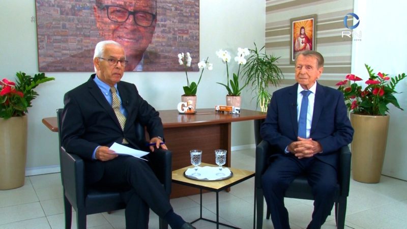 Moacir Pereira conversa com o professor e empres&aacute;rio Zefiro Giassi nno Conex&atilde;o ND desta segunda – Foto: Reprodu&ccedil;&atilde;o/ NDTV