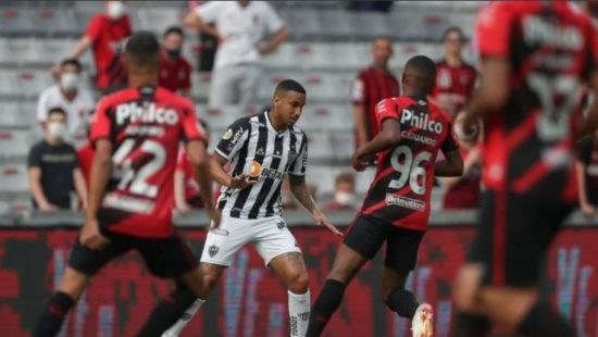 Árbitro de Athletico x Flamengo desprezou o VAR em lance decisivo