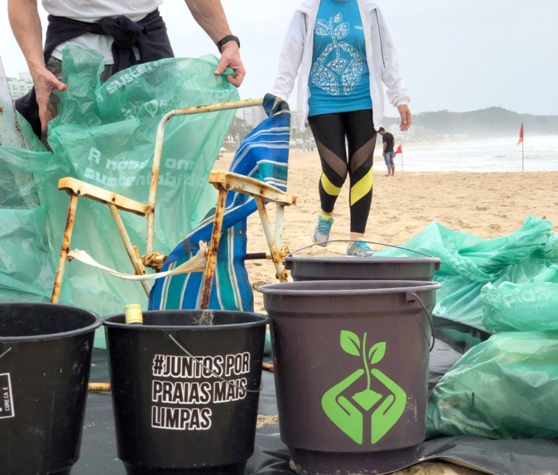 Lixo retirado de praia de Navegantes pode virar mat&eacute;ria-prima para brinquedos – Foto: Core Case/Divulga&ccedil;&atilde;o