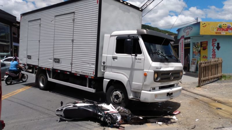 O acidente aconteceu no meio da tarde, motorista do caminh&atilde;o n&atilde;o se feriu – Foto: Corpo de Bombeiro