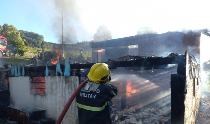 Corpo de Bombeiros utilizaram cerca de 9 mil litros de água para controlar o incêndio.