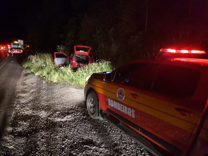 Carro saiu da pista ap&oacute;s uma curva e bateu contra uma rocha. – Foto: Corpo de Bombeiros Militar/Divulga&ccedil;&atilde;o/ND