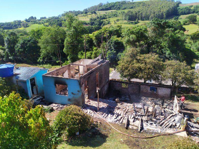 Casa ficava localizada no interior de Saltinho. &#8211; Foto: Corpo de Bombeiros Militar/Divulgação/ND