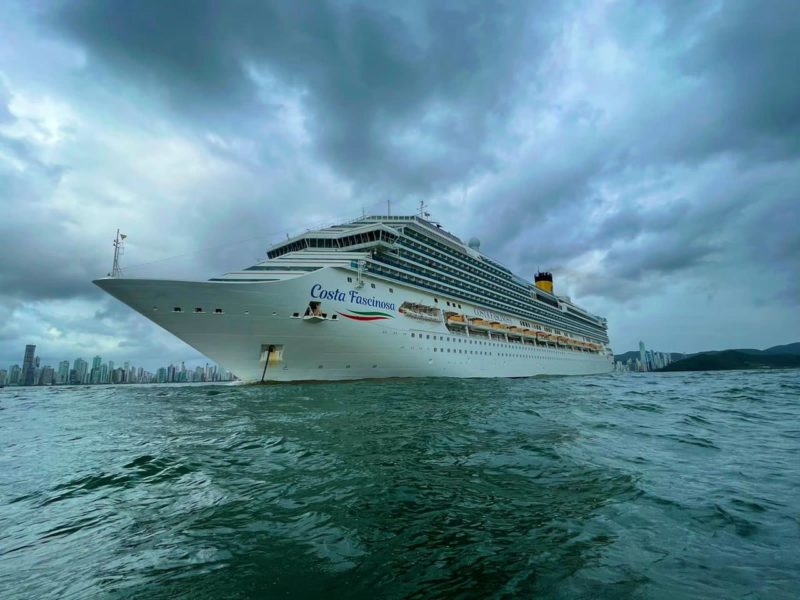 Imagem mostra um dos navios de cruzeiros em Balneário Camboriú