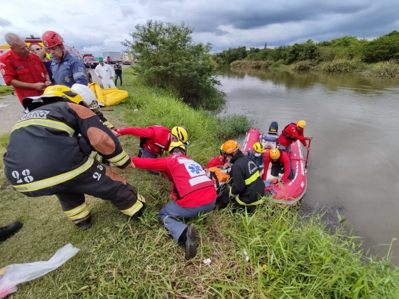 Cerca de 20 bombeiros participaram do simulado no aeroporto de Joinville 