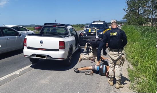 Momento da pris&atilde;o dos criminosos na BR-470 em Navegantes – Foto: PRF/Divulga&ccedil;&atilde;o/ND