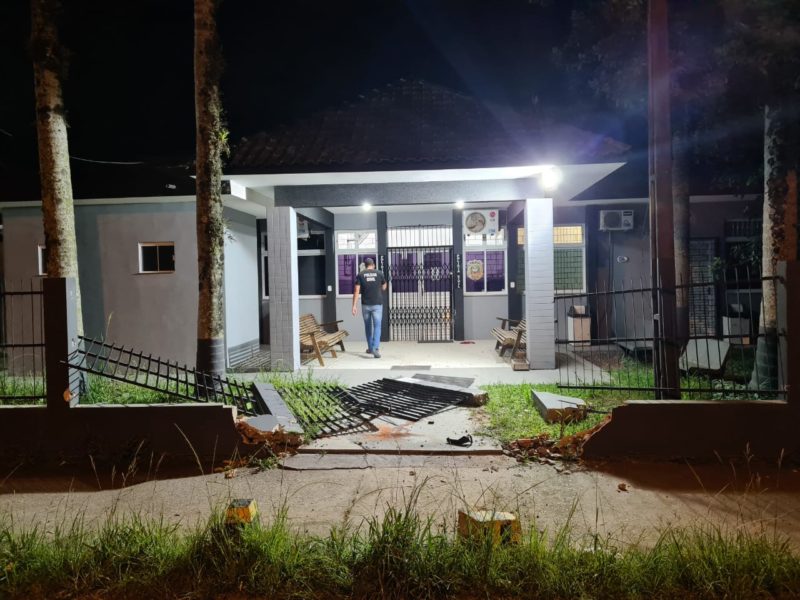Delegacia de Itapo&aacute; fica com a entrada destru&iacute;da ap&oacute;s assalto na madrugada de segunda-feira (20) – Foto: Reprodu&ccedil;&atilde;o Internet