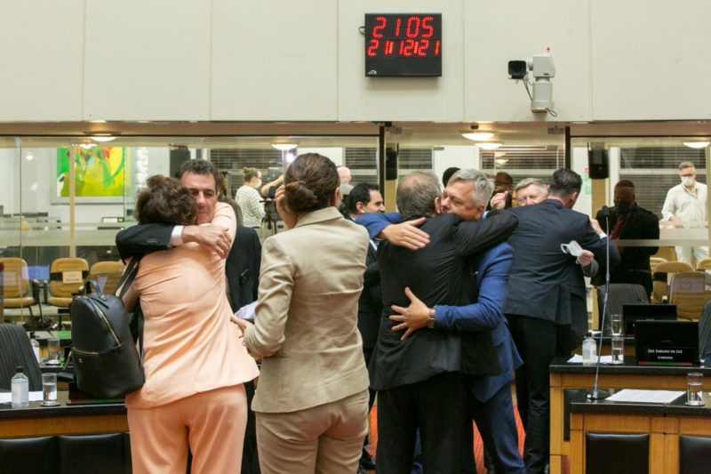 Votação do pacotaço acabou as 21h05