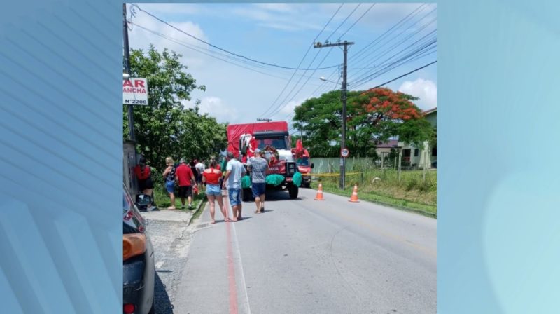 O motorista do caminhão, de 60 anos, não conseguiu parar a tempo e passou por cima da vítima &#8211; Foto: Divulgação