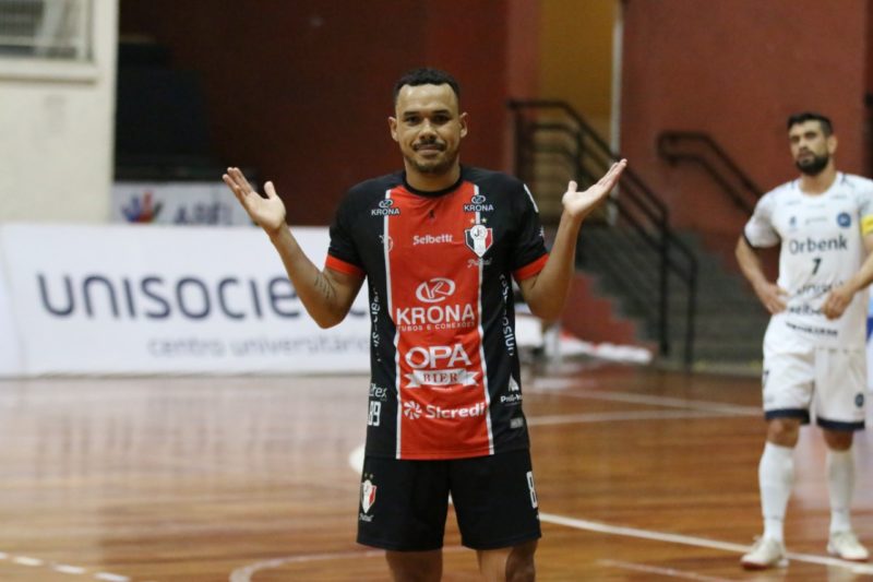 Artilheiro absoluto do time na temporada, Dieguinho marcou mais dois no jogo desta terça-feira (30) &#8211; Foto: Juliano Schmidt/JEC Futsal/Divulgação/ND