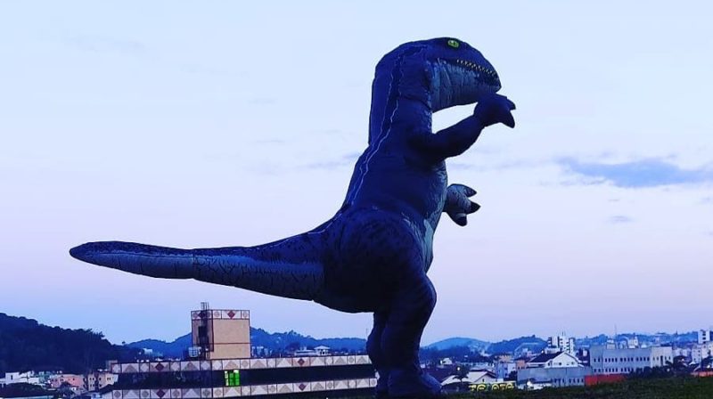 personagem dinossauro está fora da prisão