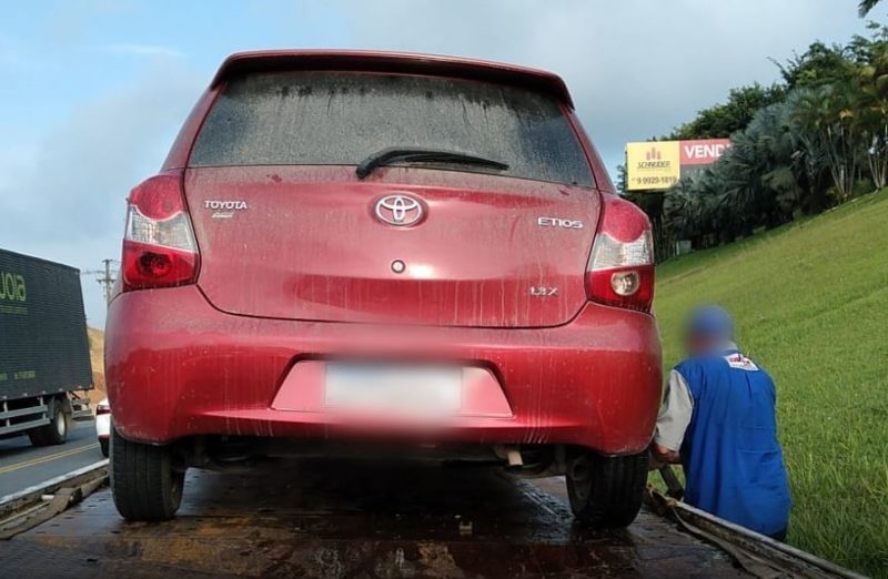 Homem foi encontrado dentro do ve&iacute;culo na manh&atilde; desta segunda-feira (13) – Foto: Divulga&ccedil;&atilde;o/Reda&ccedil;&atilde;o ND