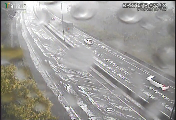 Imagens das c&acirc;meras de monitoramento flagram o momento em que a rodovia ficou tomada pelo gelo – Foto: Arteris Litoral Sul/Divulga&ccedil;&atilde;o/ND