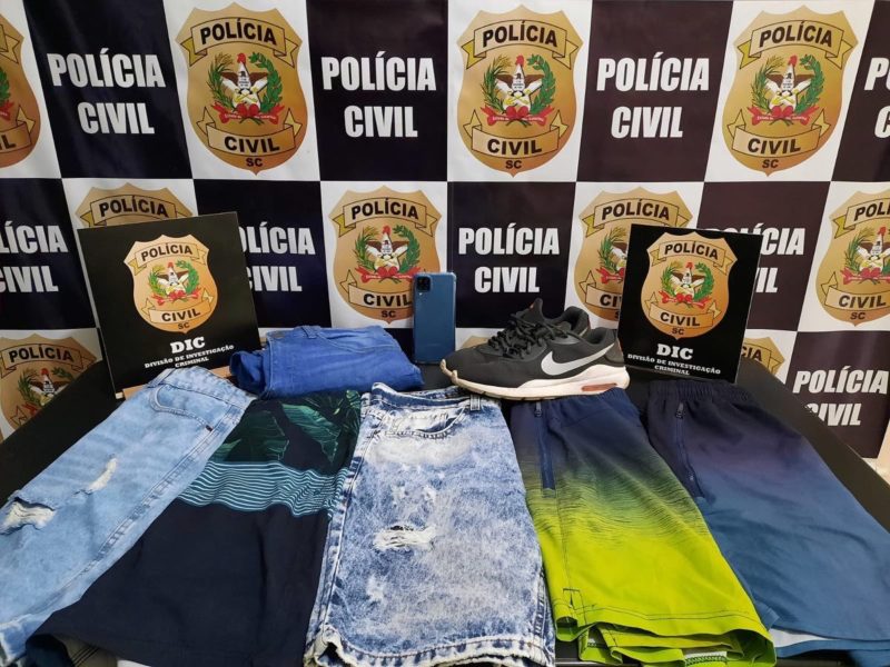 Junto do suspeito os policiais encontraram algumas pe&ccedil;as de roupas furtadas da casa de Bruno na noite em que ele foi morto – Foto: Divulga&ccedil;&atilde;o/PCSC/ND