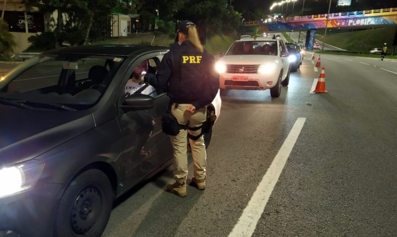 PRF faz blitz na BR-282, em Florian&oacute;polis – Foto: Divulga&ccedil;&atilde;o/ PRF